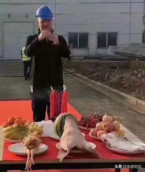 据说这是特斯拉上海工厂开工仪式,入乡随俗 -